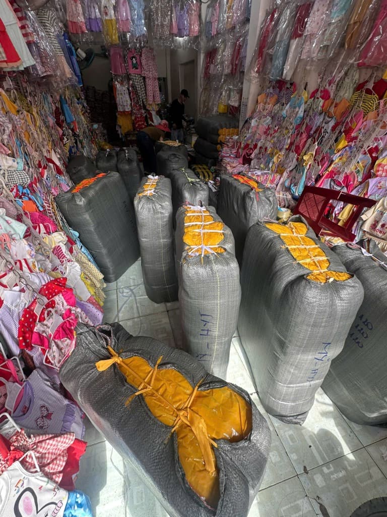 Kiện hàng chuẩn bị xuất kho giao khách sỉ